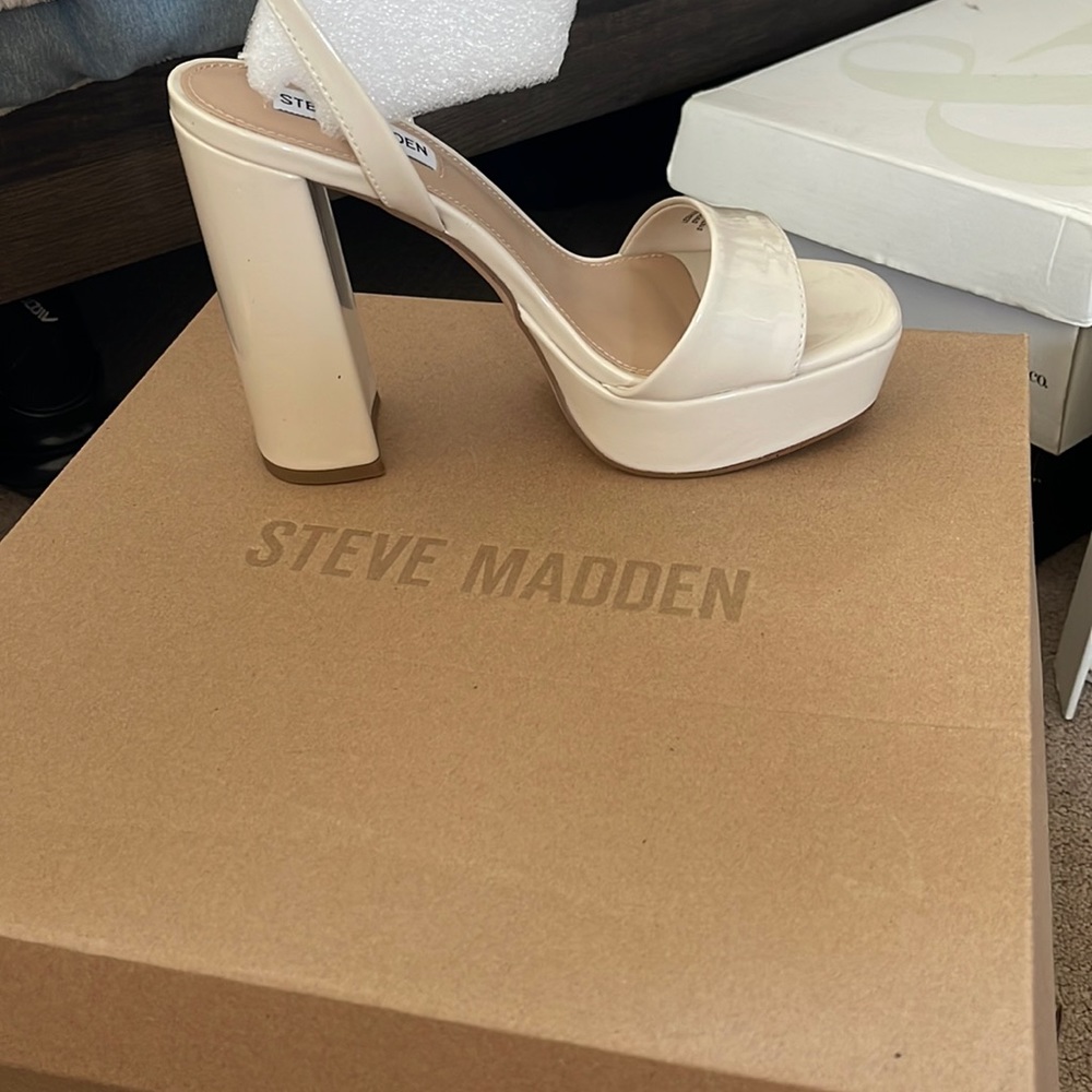 Steve Madden lessa bone patent heel. Size 7 fits 6.5-7